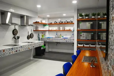 Una cocina o zona de cocina en La Casa Azul (Zona de Hospitales)