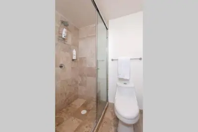 Un baño de Parque Sur Beautiful apartment 2 BE - 2 BA - 2 Parkings