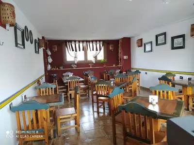 Un restaurante o sitio para comer en Hotel Montecarlo