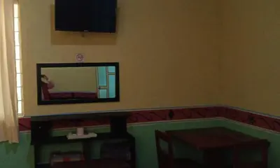 Una televisión o centro de entretenimiento en El Portón de Cortés