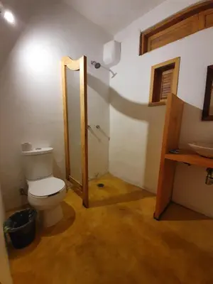 Un baño de LUNA DE MIEL con aire acondicionado
