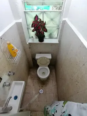 Un baño de DEPARTAMENTO CERCANO AL AEROPUERTO T2, A 2 CALLES