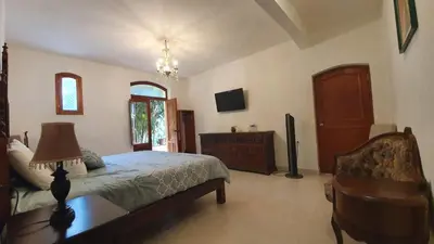 Una televisión o centro de entretenimiento en Casa aroma de café, en el corazón de Coatepec.