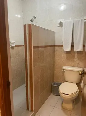 Un baño de Hotel Dorado a una calle de Playa Regatas y el Malecon