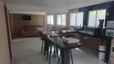 Una televisión o centro de entretenimiento en Alberca climatizada, con departamento para grupos!!