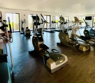 Gimnasio o instalaciones de fitness de Luxurious First-Floor Apartment in Isla Residences