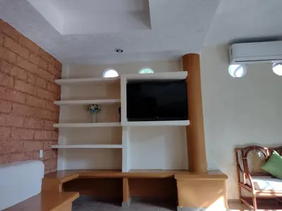 Una televisión o centro de entretenimiento en Ashly Boulevard