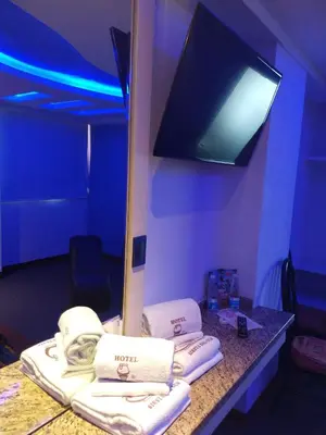 Una televisión o centro de entretenimiento en Hotel Siesta del Sur