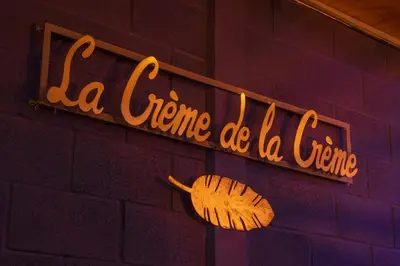 Certificado, premio, señal o documento que está expuesto en La Créme de la Créme Hostel