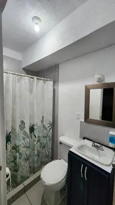 Un baño de El Arrecife: Apartamento con alberca a 10 minutos de la playa
