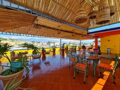 Un restaurante o sitio para comer en Hotel Suites Del Centro
