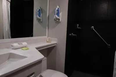 Un baño de BV Hotel Atlixco