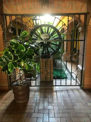 Jardín al aire libre en Hotel Colonial Rivera