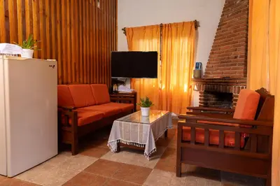 Una televisión o centro de entretenimiento en Cabañas Sierra Verde