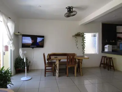Una televisión o centro de entretenimiento en BRISAMAR GUESTHOUSE