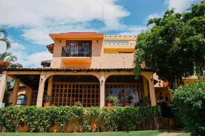 Edificio en el que se encuentra el hostal o pensión