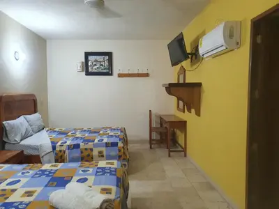 Una televisión o centro de entretenimiento en Hotel Kootznoowoo