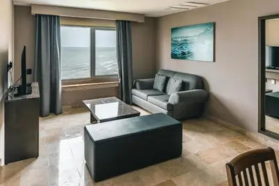 Una televisión o centro de entretenimiento en Hilton Garden Inn Veracruz Boca del Rio