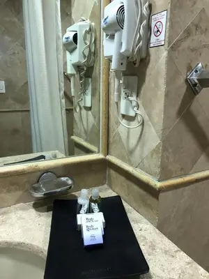Un baño de We Hotel Aeropuerto