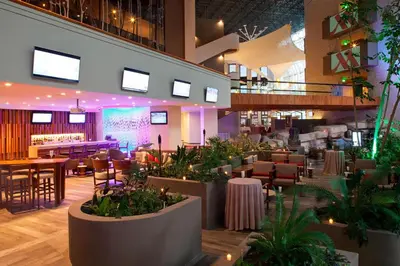 Un restaurante o sitio para comer en Marriott Tuxtla Gutierrez Hotel