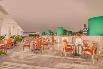Un restaurante o sitio para comer en Copacabana Beach Hotel Acapulco