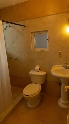 Un baño de Castillo San Carlos Lomas de Cocoyoc con Cancha de Padel 16Huespedes