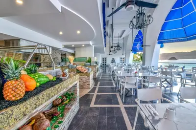 Comida en o cerca de este hotel