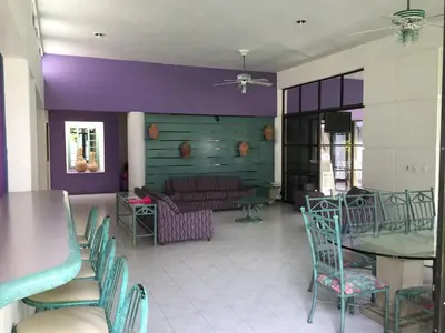 Zona de estar de CASA MORADA 24 Personas alberca climatizada Burgos Cuernavaca