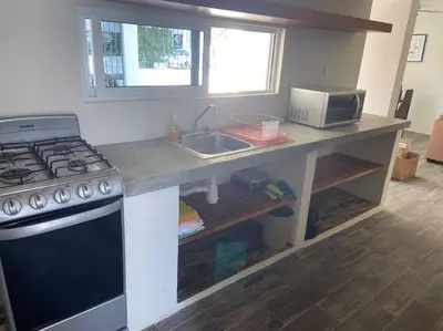 Una cocina o zona de cocina en Casa de verano totalmente equipada y amueblada