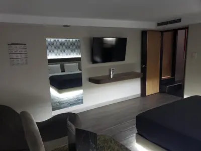 Una televisión o centro de entretenimiento en Motel Nuevo Tijuana