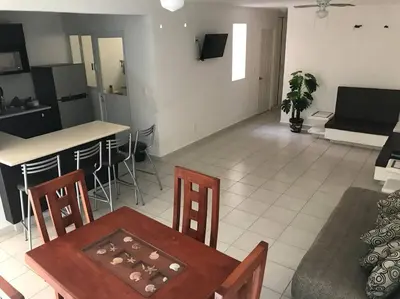 Una televisión o centro de entretenimiento en Marina Diamante Acapulco con todos los Servicios