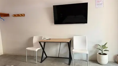 Una televisión o centro de entretenimiento en Casa Sixta a 7min del aeropuerto internacional PMX y 2 cuadras terminal autob ADO