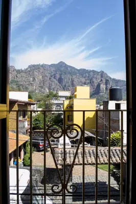 Vista general de una montaña o vista desde la posada u hostería