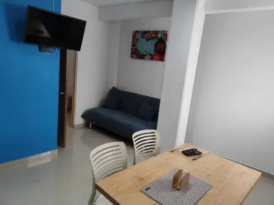 Una televisión o centro de entretenimiento en Azul departamento 34 m2 Nuevo