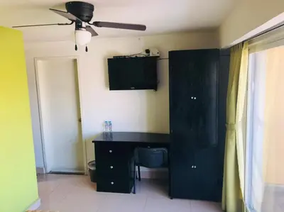 Una televisión o centro de entretenimiento en Hotel Ruah