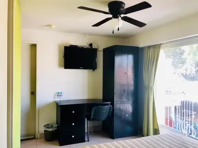 Una televisión o centro de entretenimiento en Hotel Ruah