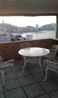 Un balcón o terraza de Casa con vista espectacular al mar con alberca