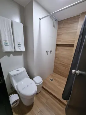 Un baño de EMS Hoteles Centro Histórico