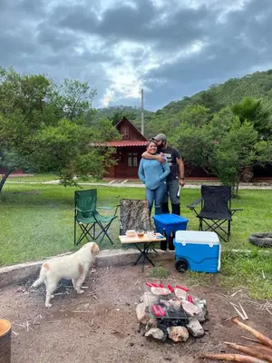 Mascotas con sus dueños en Cabañas San Sebastián
