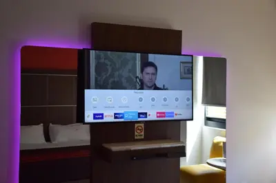 Una televisión o centro de entretenimiento en Plutarco Suites