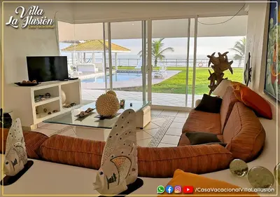 Una televisión o centro de entretenimiento en Villa la Ilusión Casa Vacacional