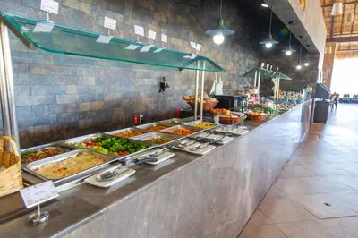 Comida en o cerca de este hotel