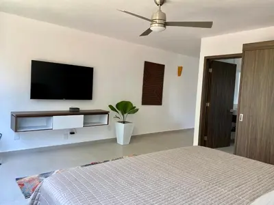 Una televisión o centro de entretenimiento en Hotel Marjaba