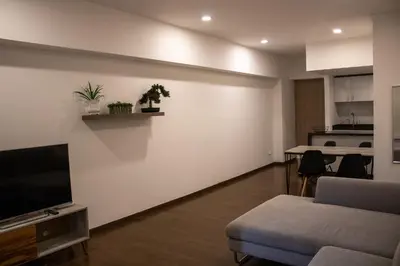 Una televisión o centro de entretenimiento en Condo en Zona de Hospitales Condo en Planta Baja