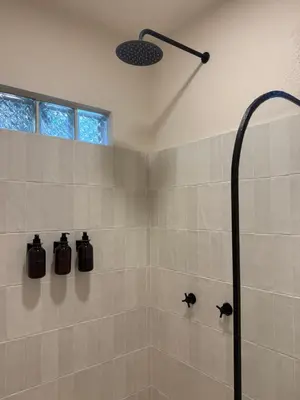 Un baño de la punta surf house 2
