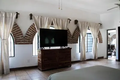 Una televisión o centro de entretenimiento en Quinta Taboo