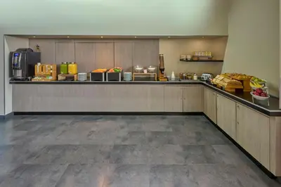 Comida en o cerca de este hotel