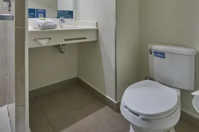 Un baño de City Express Junior by Marriott Puebla FINSA