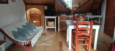 Zona de estar de Cabañita con cocineta y vista a la montaña