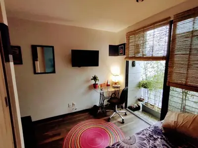 Una televisión o centro de entretenimiento en Departamento COMPARTIDO en el Corazón de la Ciudad